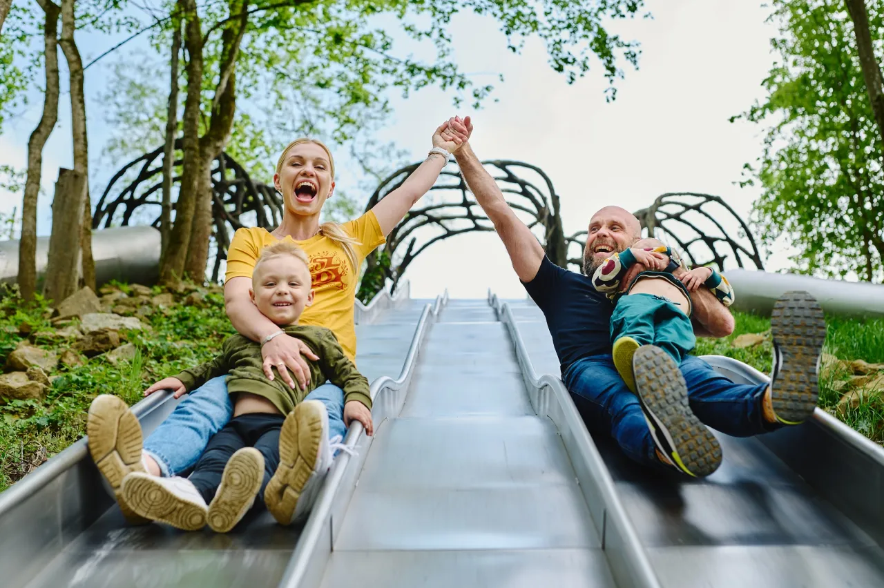 Rodzinna zabawa w parku rozrywki w Polsce