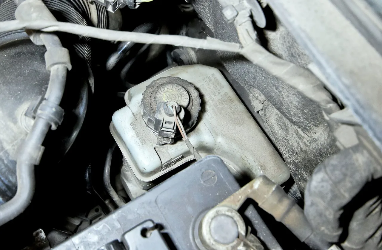 BMW E60 komora silnika zbiornik płynu hamulcowego lokalizacja