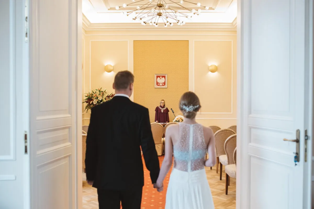 Ślub cywilny w plenerze pod pięknym drzewem