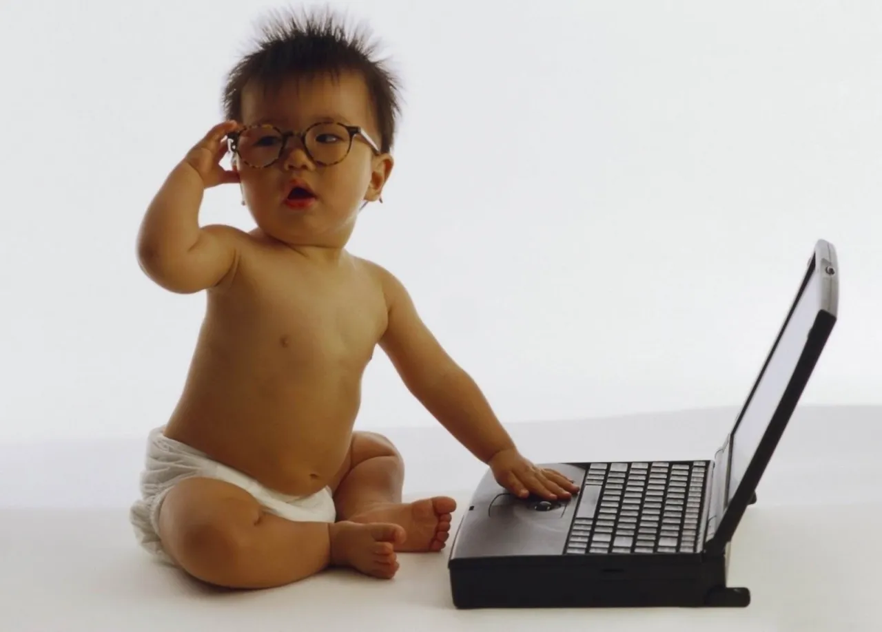 Dziecko uczy się zdalnie przy komputerze