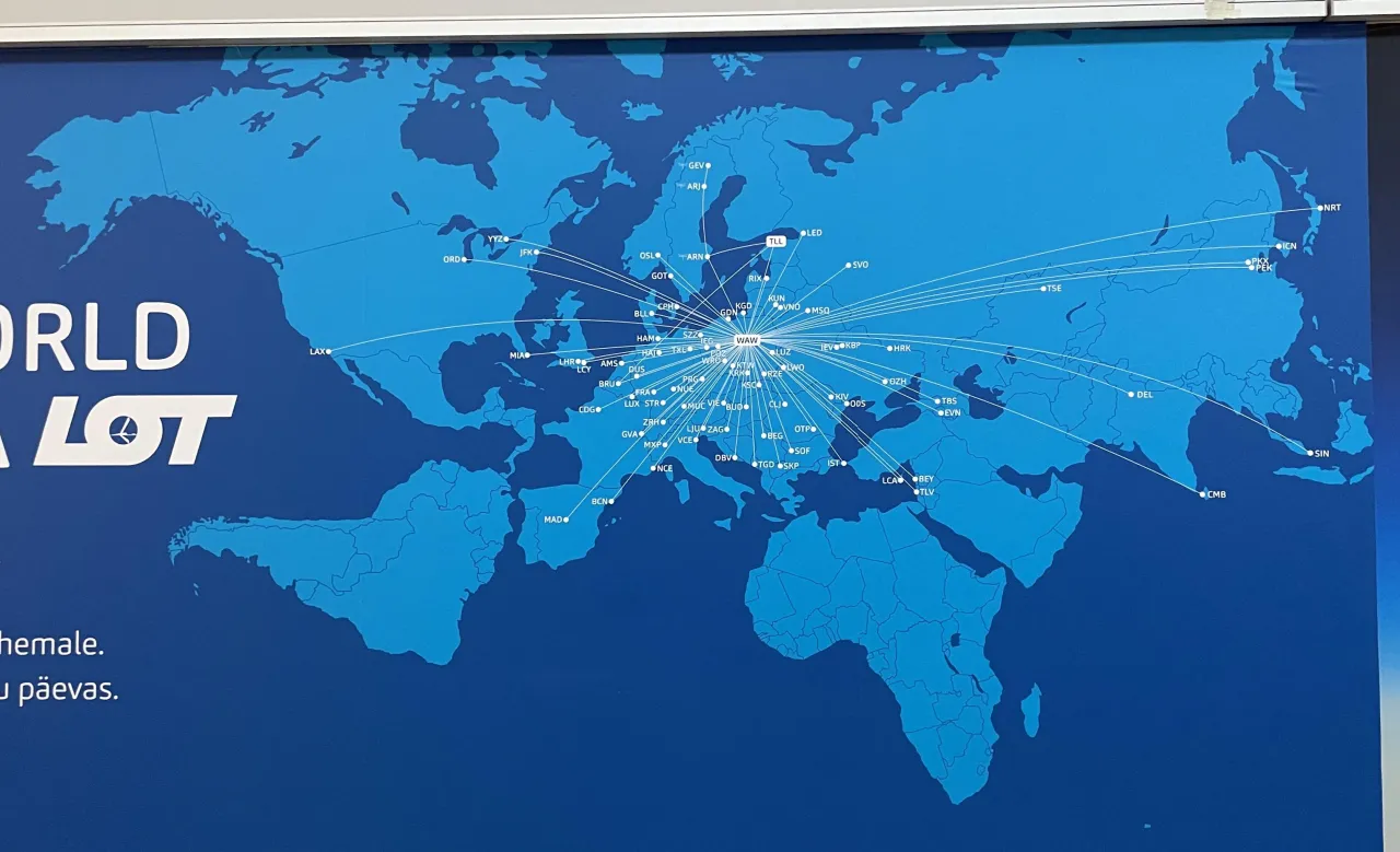 Mapa Europy z zaznaczonymi tanimi kierunkami lot&oacute;w z Polski