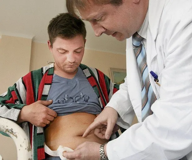 Pacjent po operacji woreczka żółciowego spaceruje