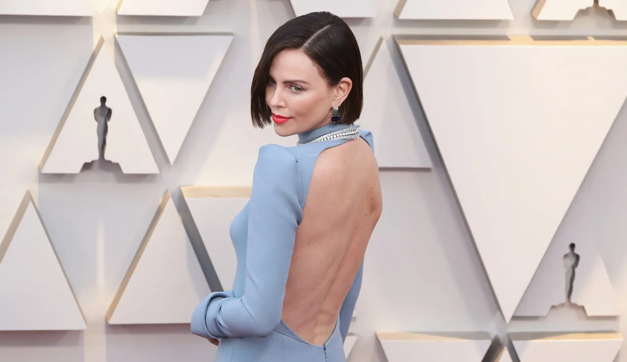 Kobieta w stylizacji podkreślającej sylwetkę odwr&oacute;cony tr&oacute;jkąt