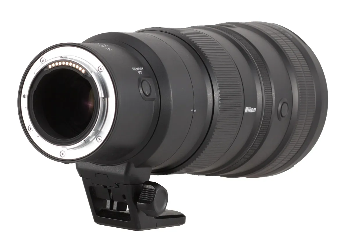 Obiektyw Nikon z mocowaniem F, z oznaczeniem VR, co oznacza stabilizację obrazu.