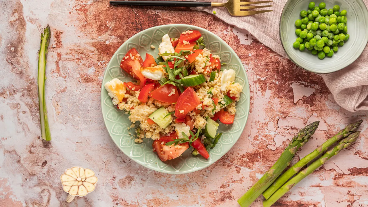 Wegetariańskie dania z kuskusem i halloumi