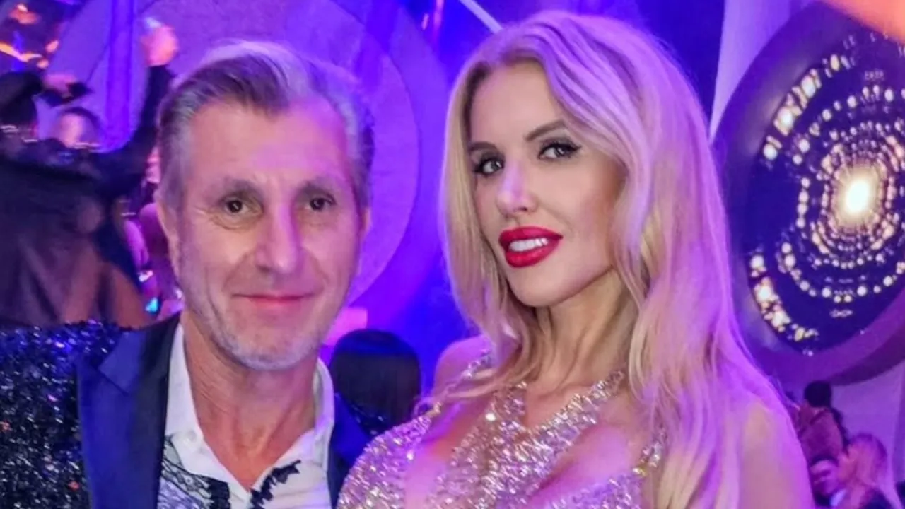 Aneta Glam w olśniewającej kreacji, obok niej mężczyzna. Wiek Anety Glam nie jest widoczny, ale stylizacja sugeruje imprezowy nastrój.