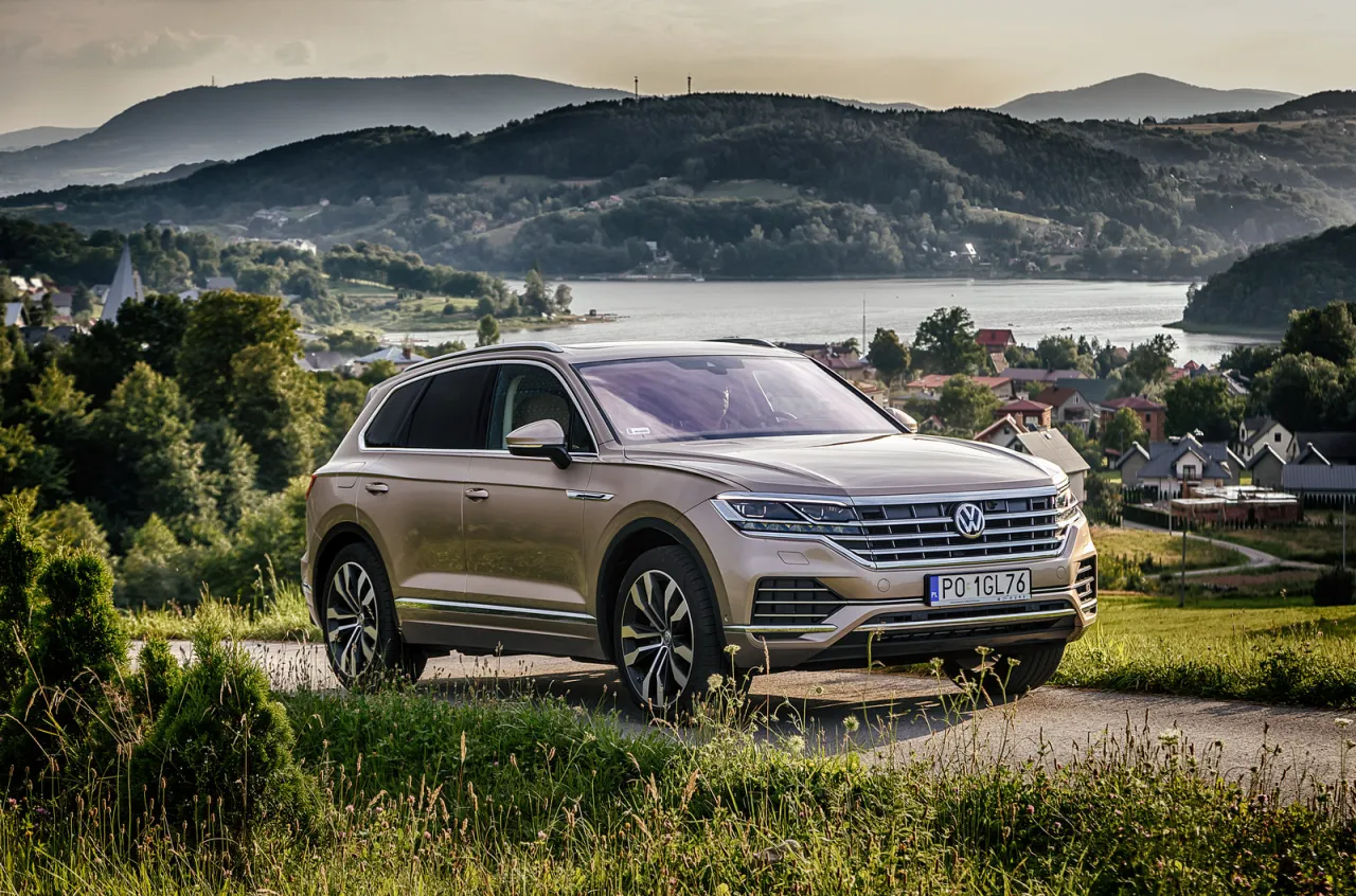 VW Touareg III generacja widok z przodu