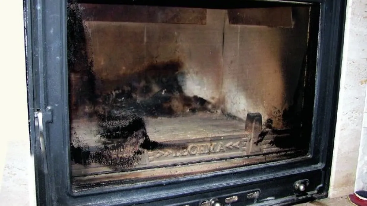 brudna i czysta szyba kominka obok siebie