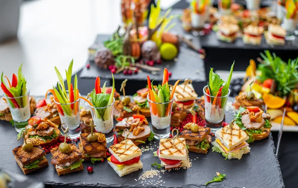 r&oacute;żnorodne przekąski na ciepło na stole