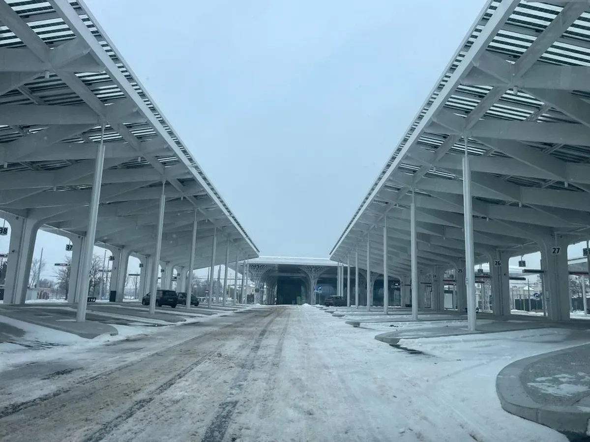 Nowy dworzec metropolitalny Lublin, kiedy otwarcie? Zima na placu manewrowym, nowoczesna architektura czeka na pasażer&oacute;w.