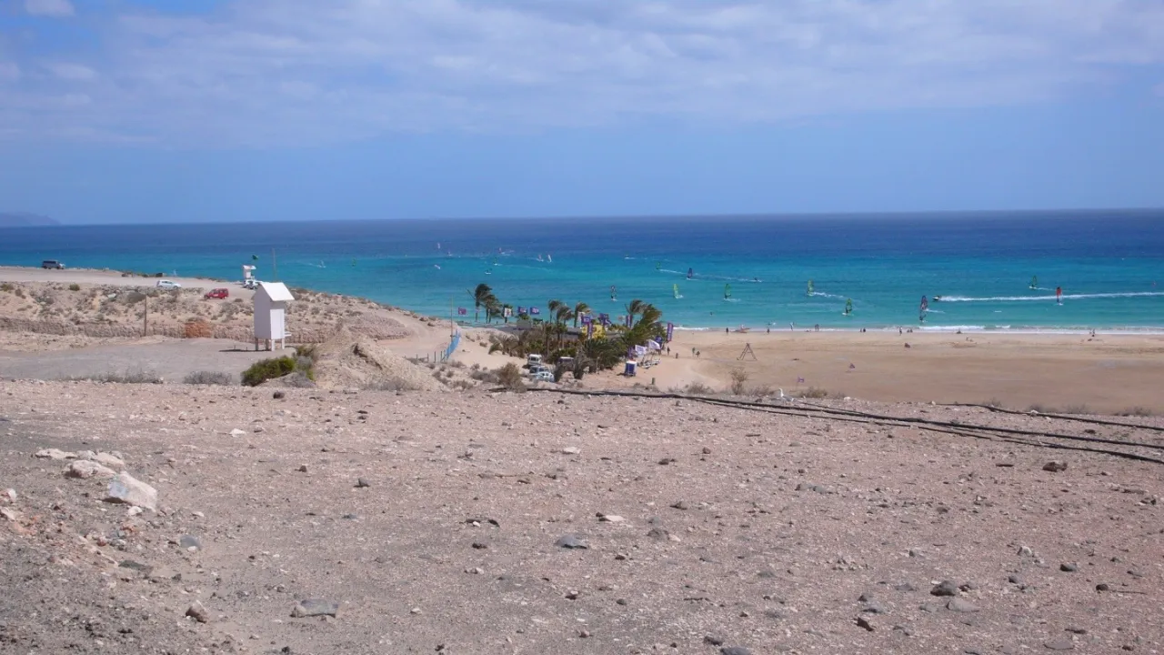 Plaża Sotavento na Fuerteventurze z windsurferami
