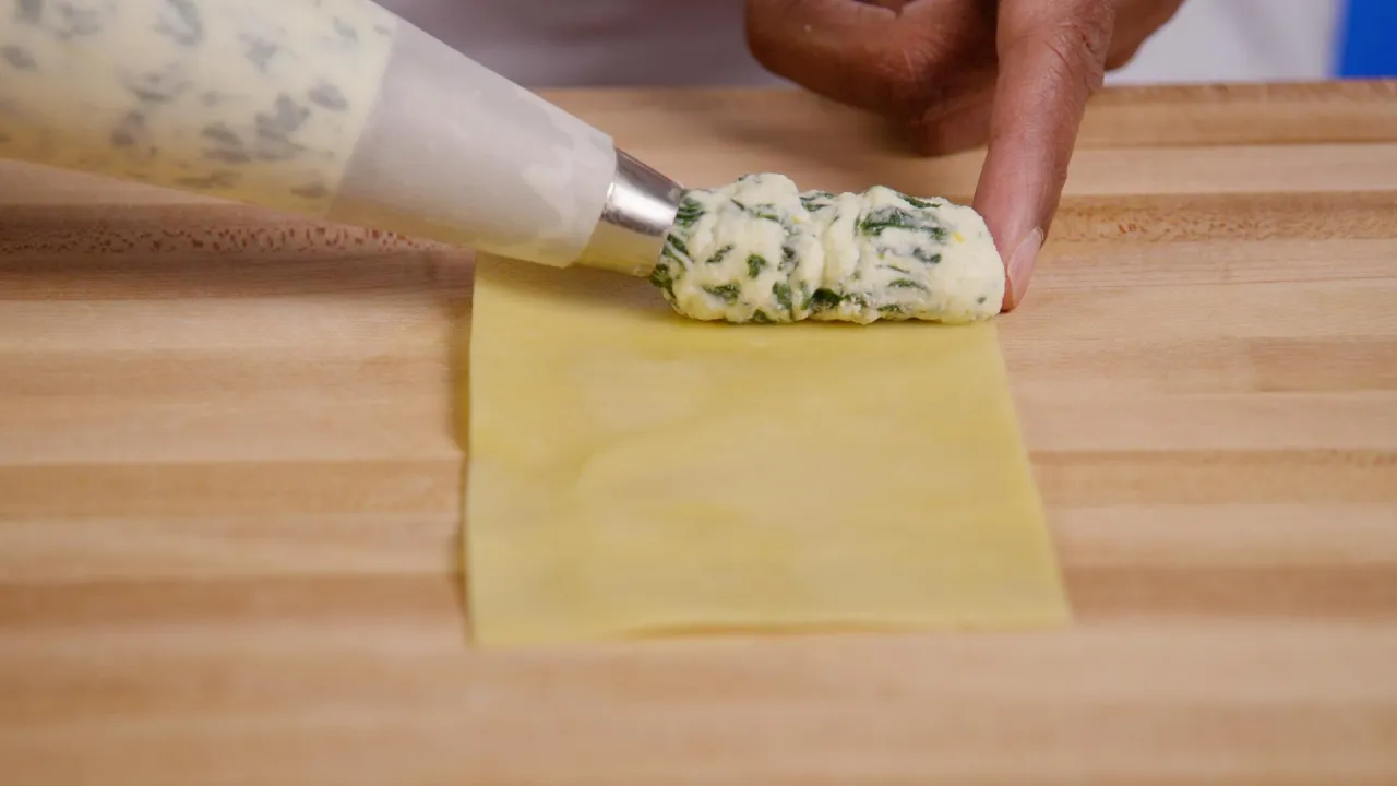 Technique de remplissage des cannelloni à la poche à douille