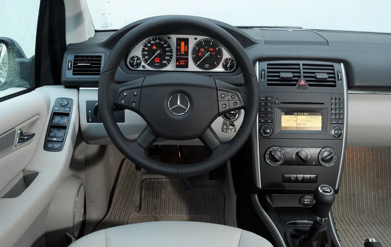 Mercedes Klasa B wnętrze przestronność