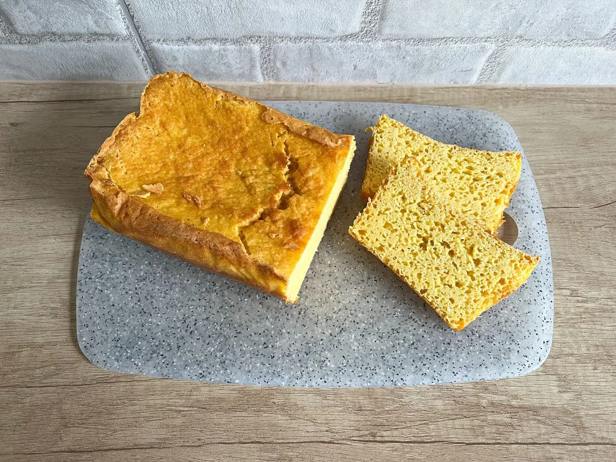 Chleb bezglutenowy z mąki kukurydzianej, pyszny i puszysty. Idealny na śniadanie.