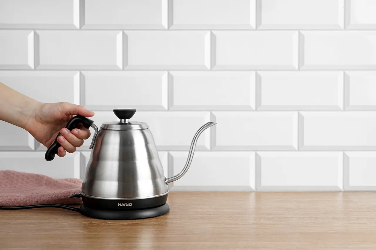 czajnik elektryczny i tradycyjny obok siebie