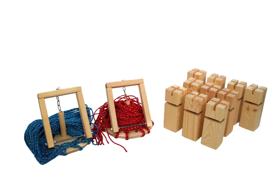 grupa dzieci grająca w wieżę wsp&oacute;łpracy z dźwigiem