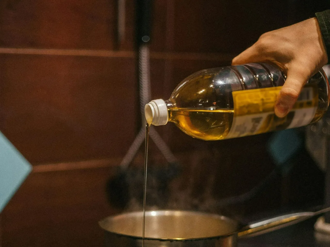 Szklana butelka po oleju dylemat segregacji