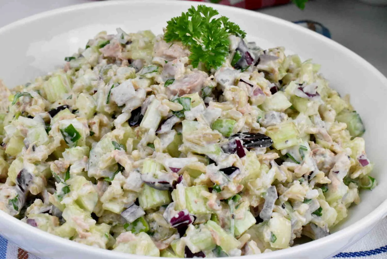 składniki na dietetyczną sałatkę z tuńczykiem i ryżem