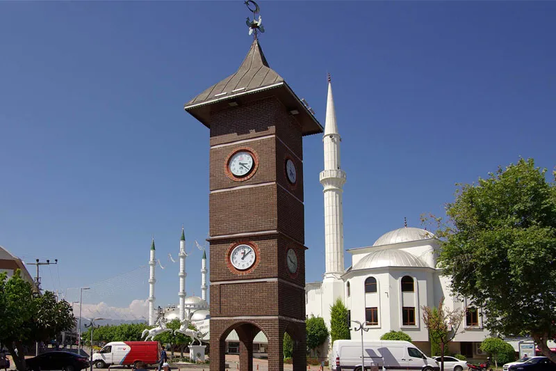 Konakli wieża zegarowa i meczet