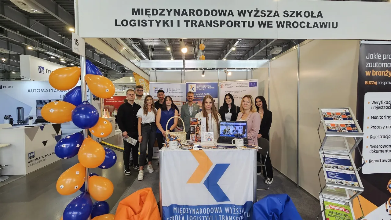 Studenci logistyki na uczelni lub mapa świata z trasami transportu