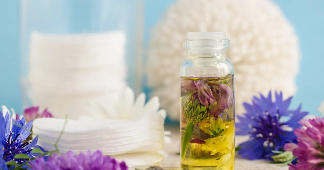 Olejek do demakijażu na dłoni, twarz kobiety