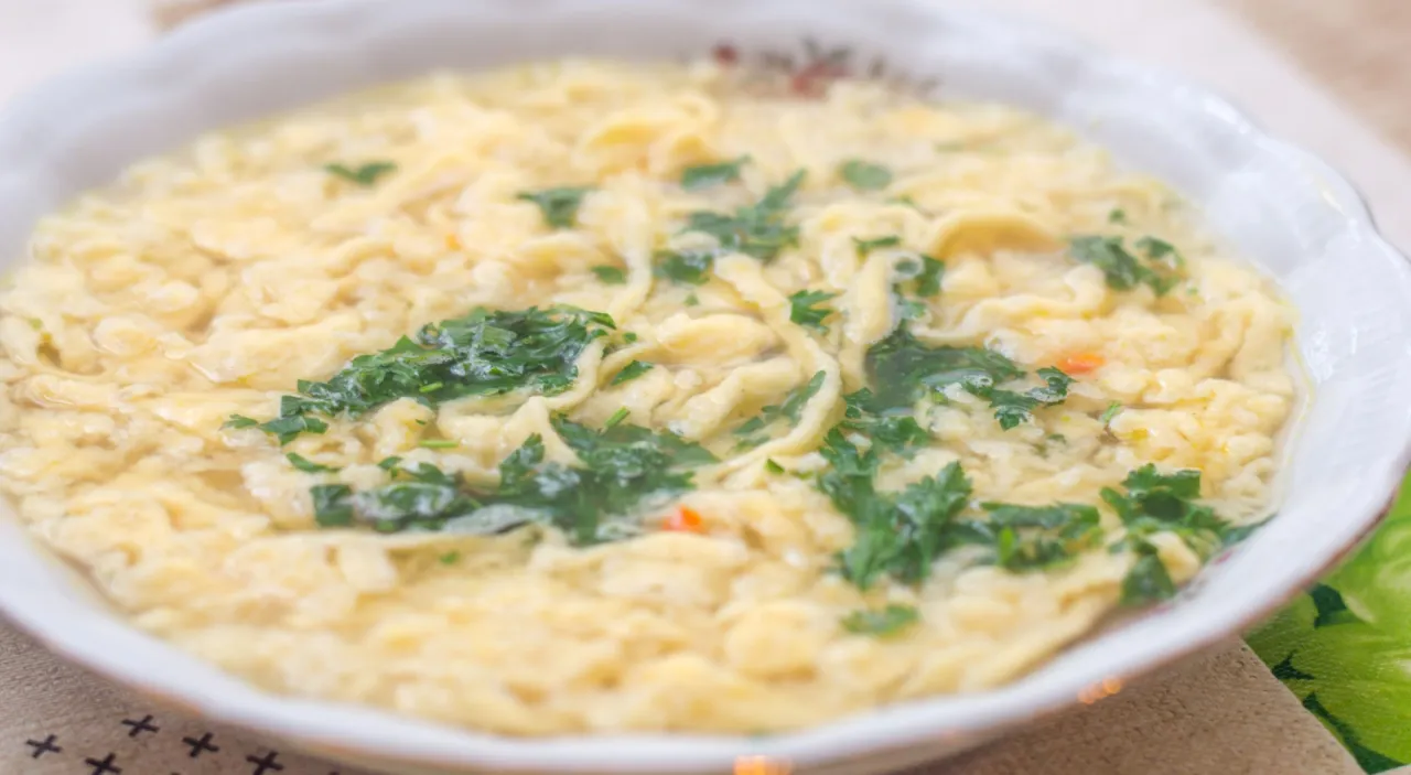 Osoba mieszająca kluski w garnku, aby się nie skleiły