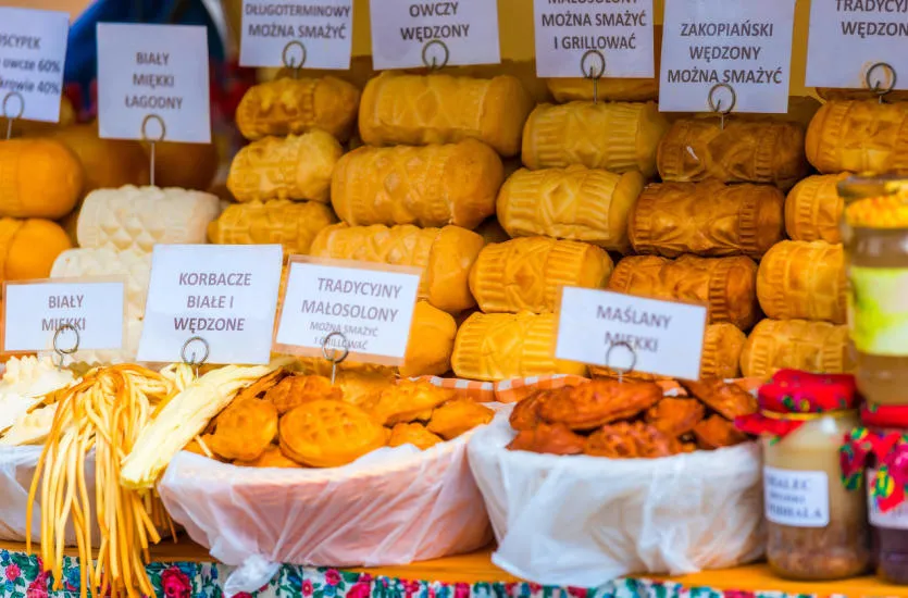 Oscypki i sery g&oacute;ralskie na targu, r&oacute;żne rodzaje ser&oacute;w podhalańskich