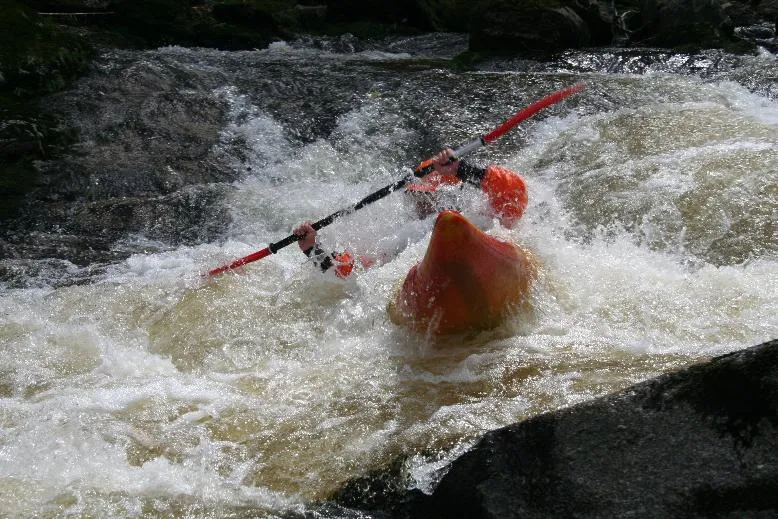 zasady bezpieczeństwa na spływie kajakowym rzeka B&oacute;br