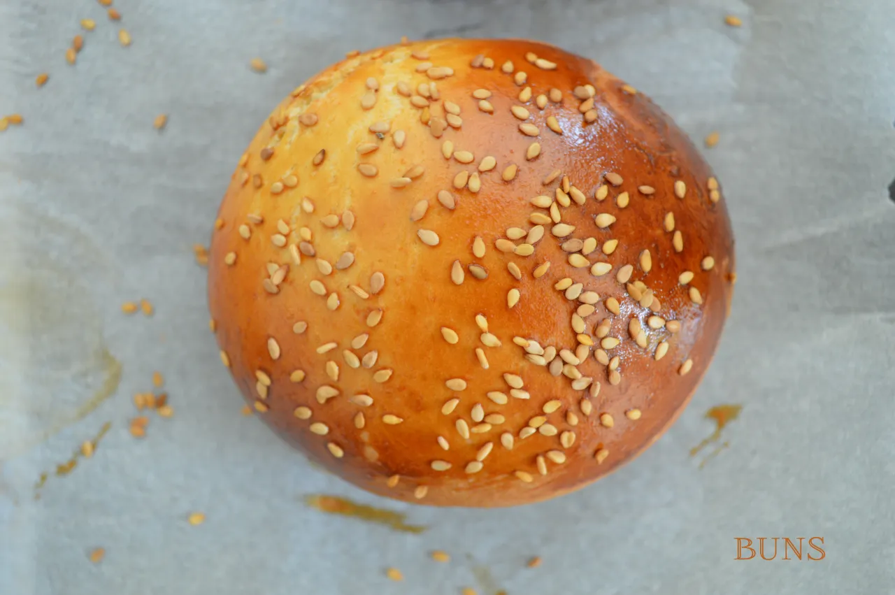 buns maison avant cuisson badigeonnés d'oeuf et parsemés de sésame
