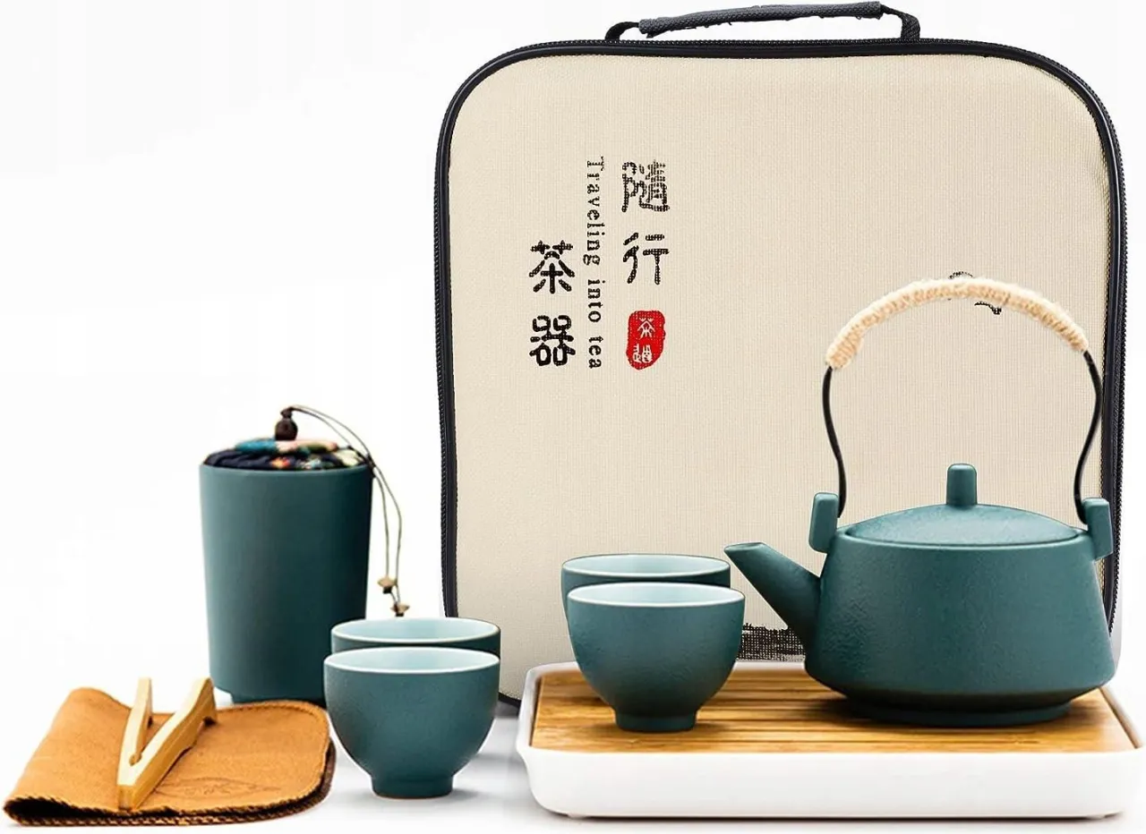 elegancki dzbanek z herbatą na stole