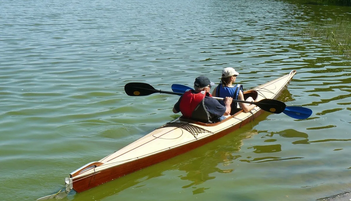 kajak laminatowy na jeziorze