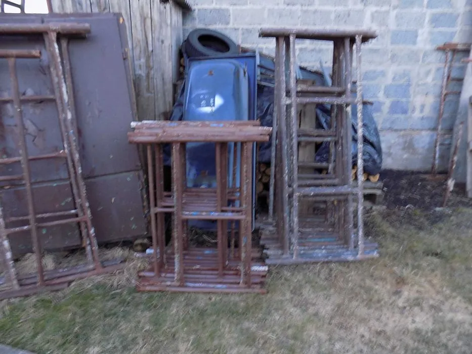 Rusztowanie warszawskie w użyciu na budowie domu Małopolska