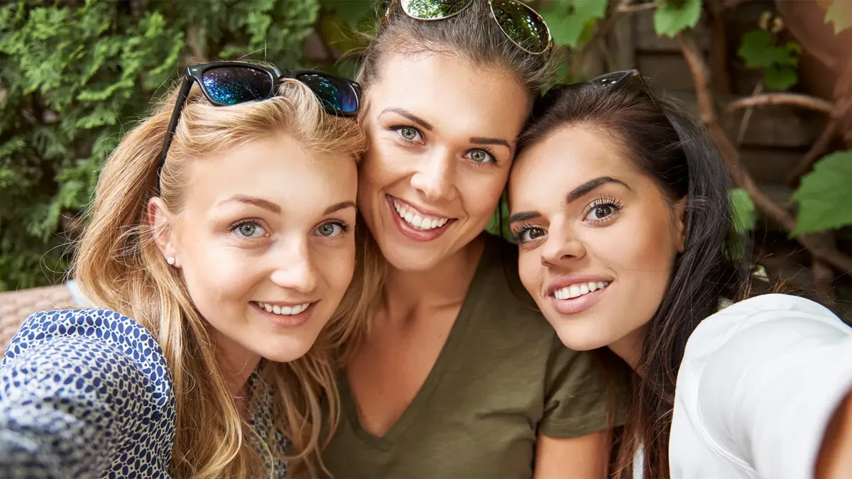 Szczery uśmiech kobiety, naturalny wygląd