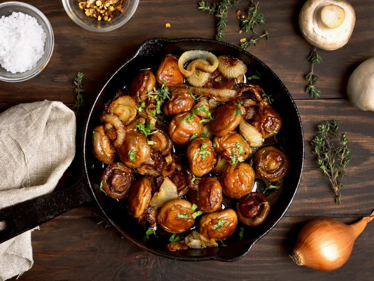 smażenie pieczarek na gorącej patelni