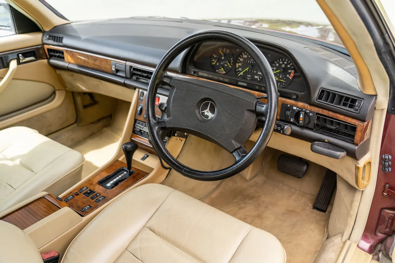 Wnętrze Mercedes 560 SEC, deska rozdzielcza, fotele