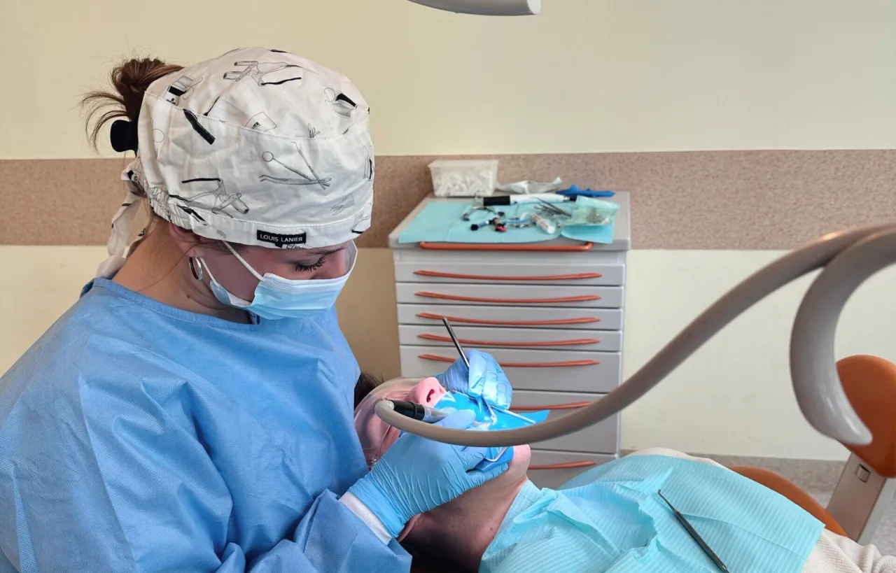 student stomatologii na zajęciach