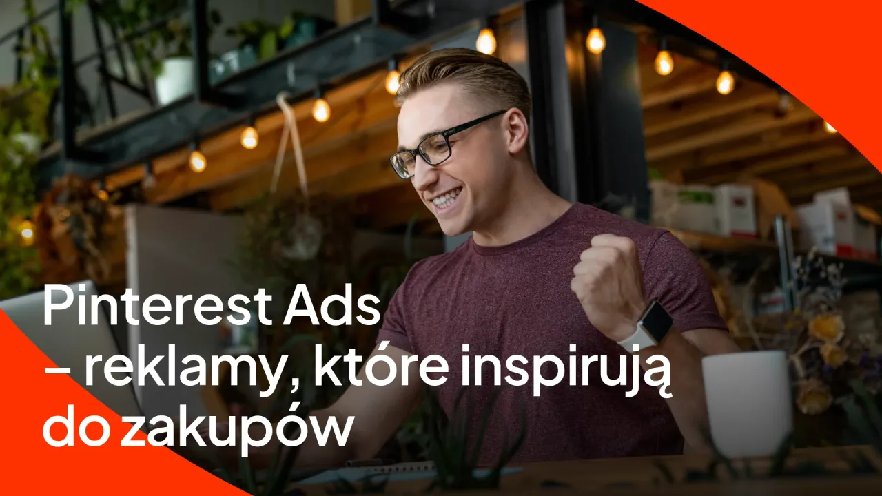 Mężczyzna cieszy się z sukcesu, pracując nad reklamami na Pintereście. Czy aplikacja Pinterest jest darmowa? Tak, podstawowa wersja jest bezpłatna.
