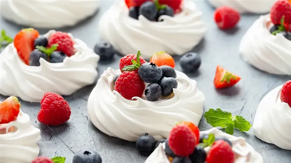 mini bezy pavlova dekoracja