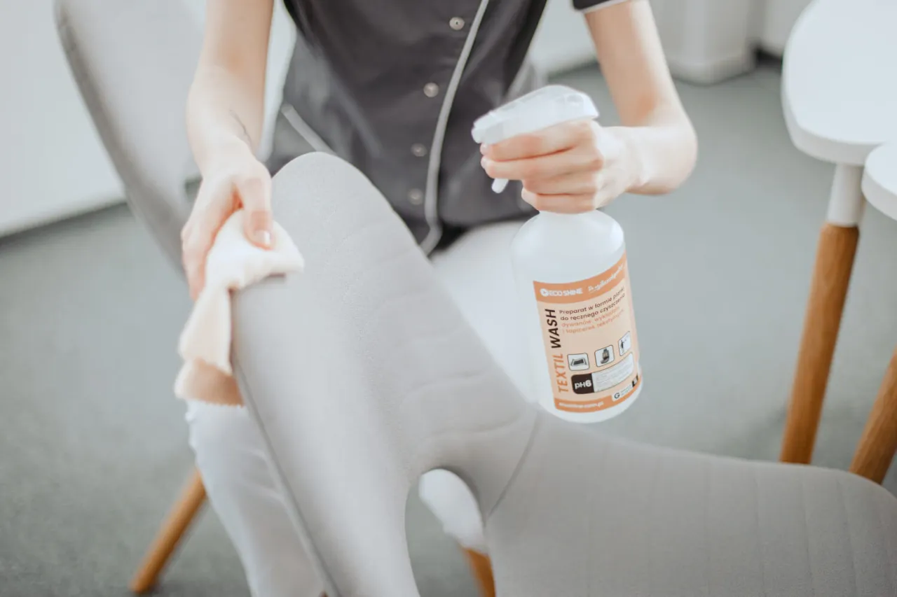 Domowe środki do czyszczenia kanapy: soda, ocet, płyn do naczyń