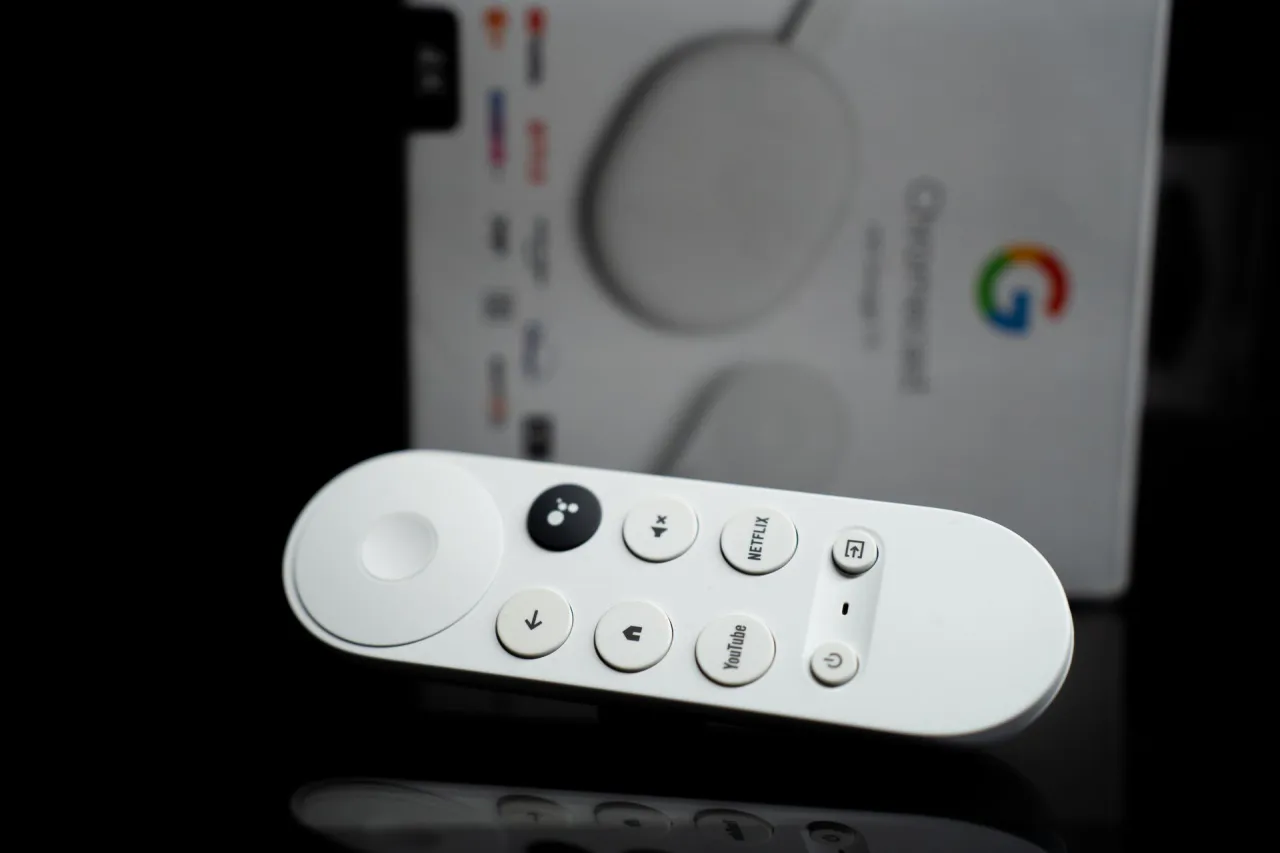 Pilot do Google Chromecast z przyciskami Netflix i YouTube. Dowiedz się, jak zaktualizować Chromecast, aby cieszyć się nowymi funkcjami.