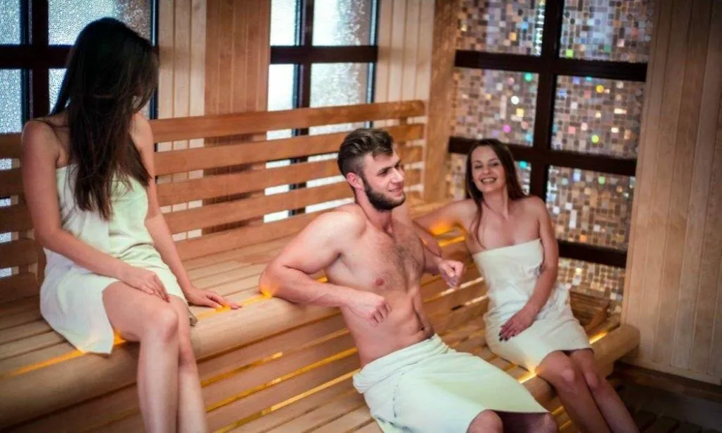 strefa saunarium w spa, ludzie z ręcznikami