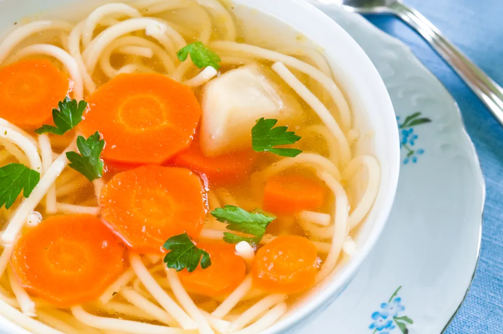 tradycyjne polskie zupy rosół pomidorowa ogórkowa