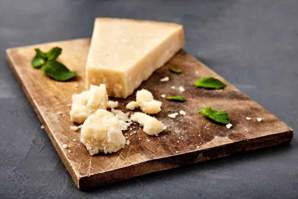 Zdjęcie Czy parmezan to parmigiano reggiano? Odkryj kluczowe różnice