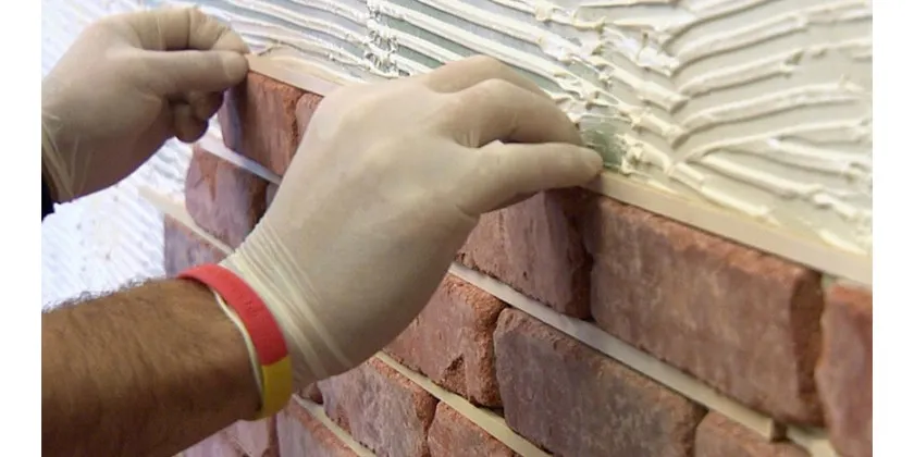 narzędzia i materiały do układania cegły dekoracyjnej