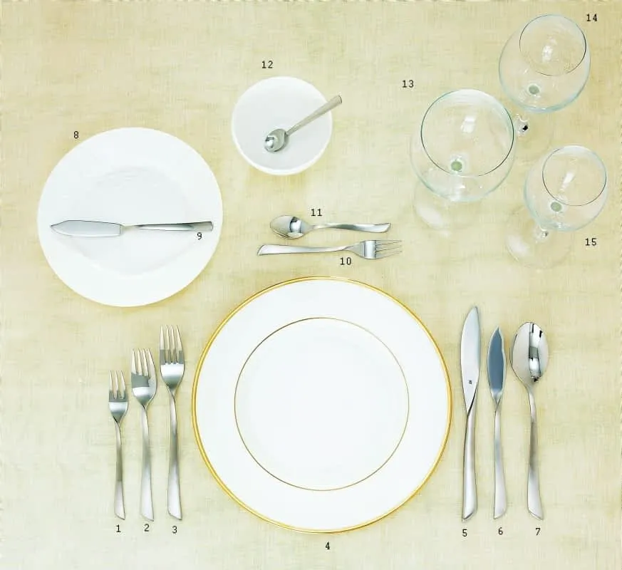 sztućce deserowe nad talerzem