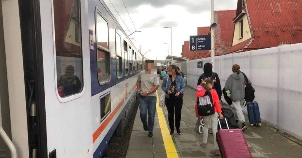 rozczarowany podr&oacute;żny na dworcu