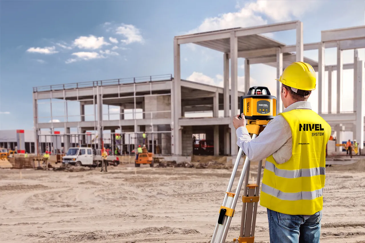 geodeta na budowie z niwelatorem