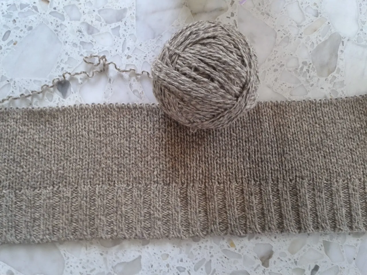 przed i po zwężaniu swetra