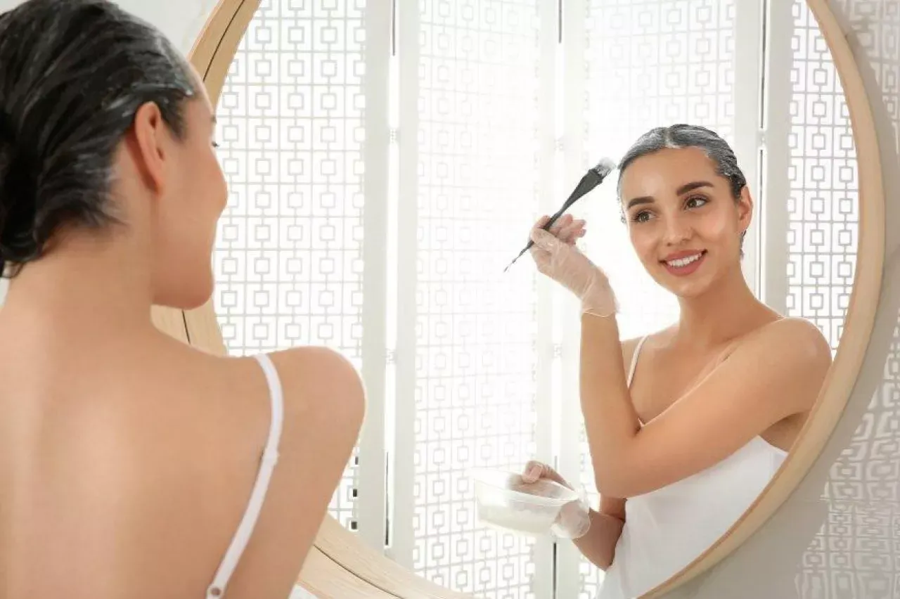 Kobieta farbująca włosy w domu, akcesoria do farbowania włos&oacute;w