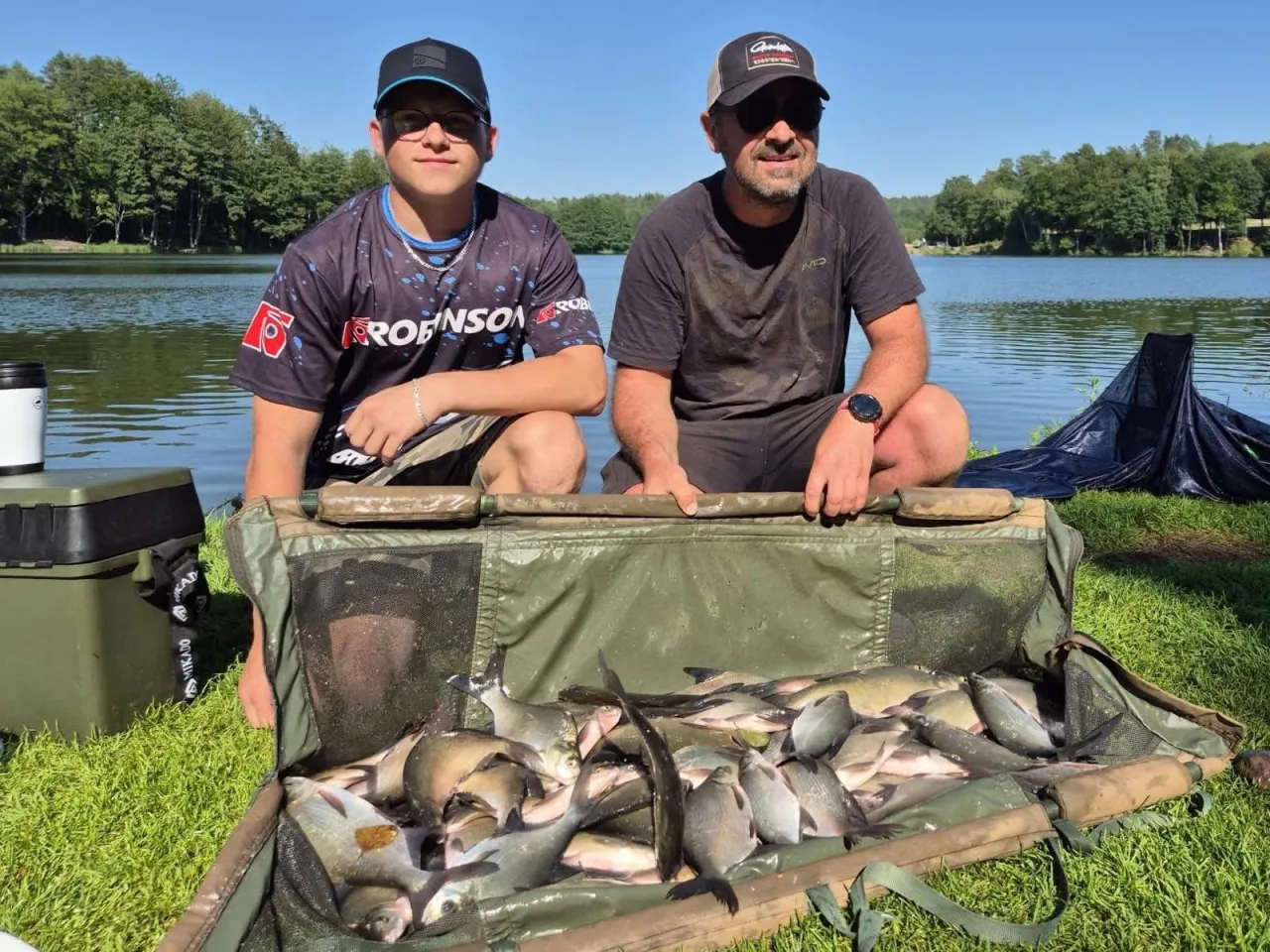Dw&oacute;ch wędkarzy z okazałym połowem ryb. Wędka feeder do czego służy? Do łowienia takich okaz&oacute;w!